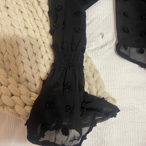 Cute top 🖤 - Picture 2 of 4